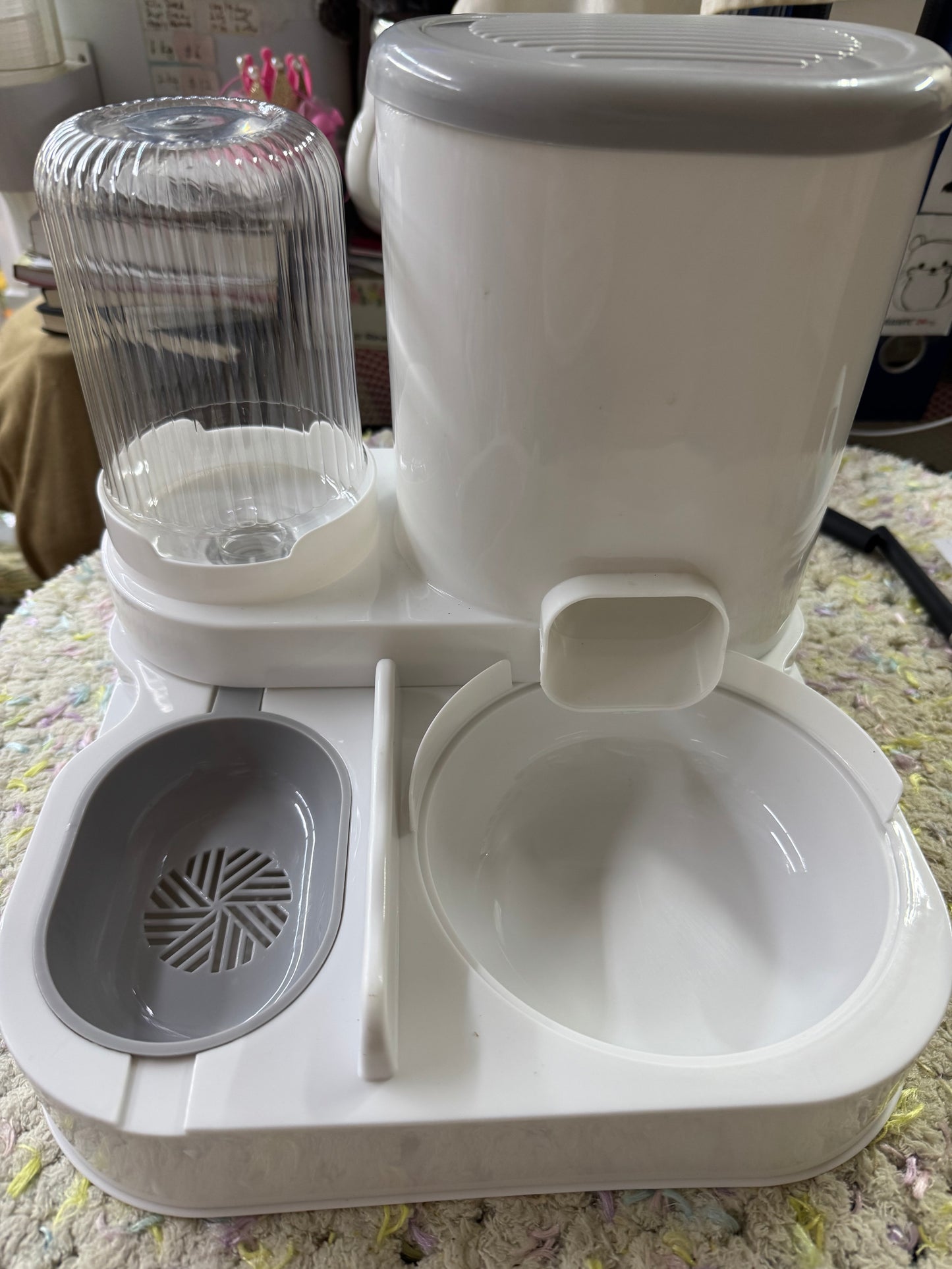 Clearance: Cat/ Dog food and water dispenser. Cover to stop flow of kibbles as desired. Brand new