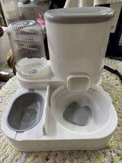 Clearance: Cat/ Dog food and water dispenser. Cover to stop flow of kibbles as desired. Brand new