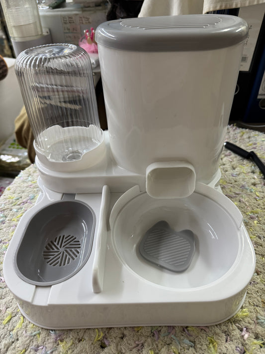 Clearance: Cat/ Dog food and water dispenser. Cover to stop flow of kibbles as desired. Brand new