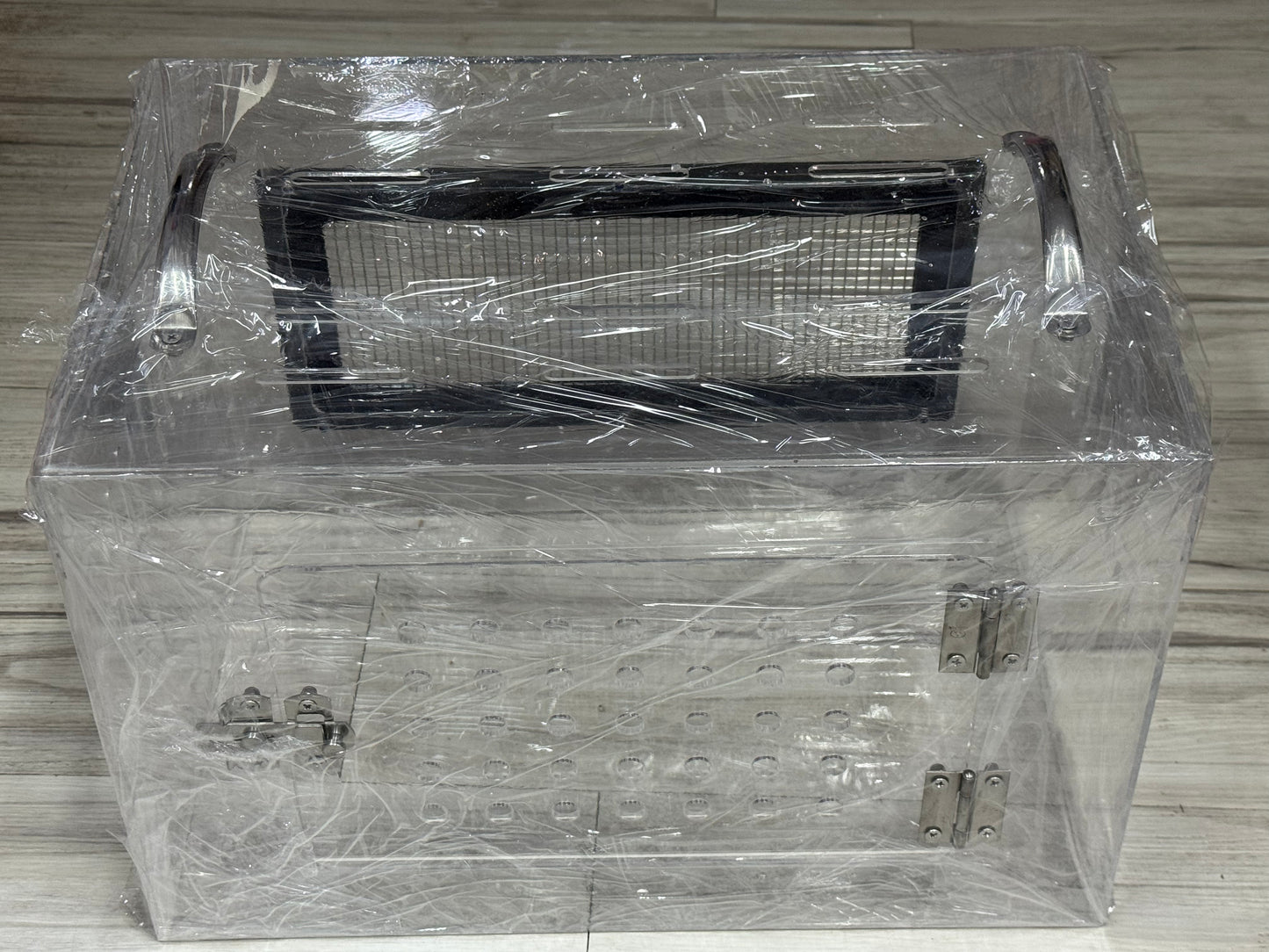 Bigger acrylic carrier 45 cm x 30 cm x 30 cm suitable for 3 bulky chinchillas