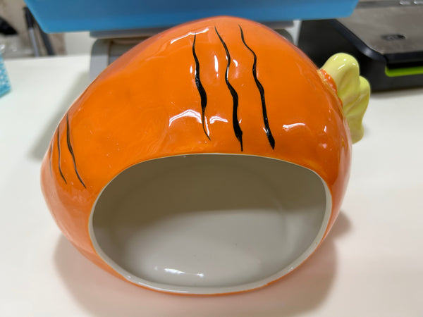 Ceramic carrot hideout