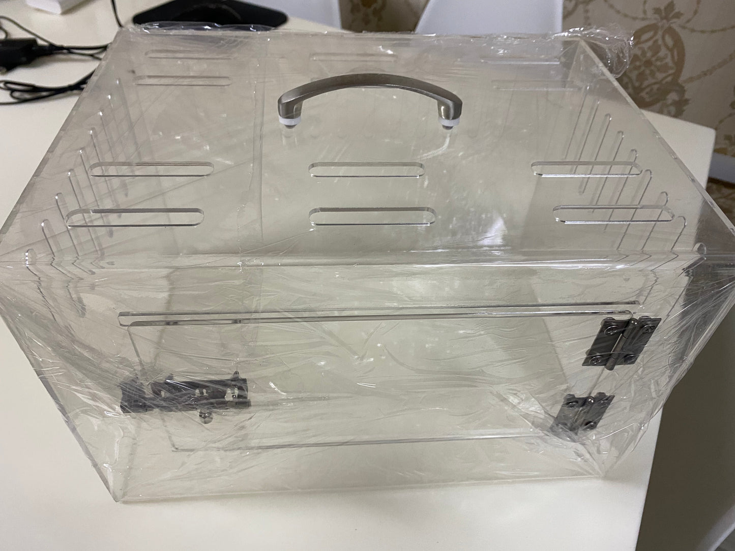 Acrylic Pet Carrier/ carriers 3 mm and 4 mm thick with latch and stainless steel hinges.35x25x22 cm without accessories