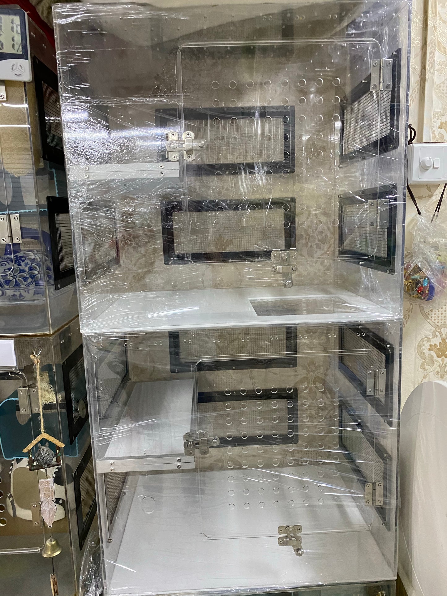 Adjoining 2 x 2 tier acrylic cages 60 x 45 x 110 cm total height (without accessories